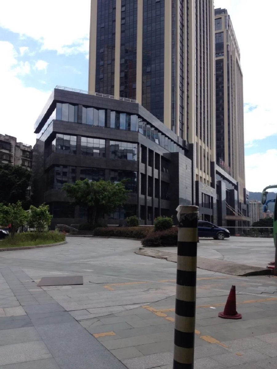1-20100509421G15.jpg